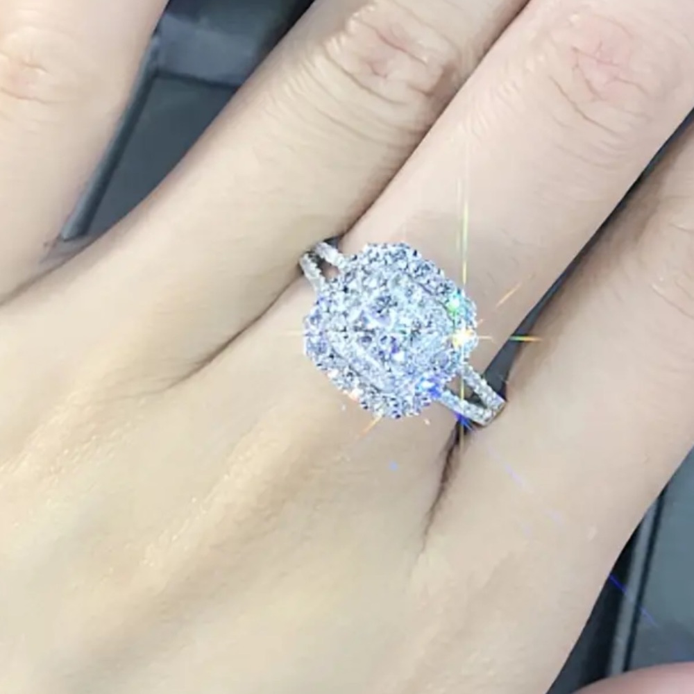 💍💎 Elegant Silvery Color Alloy Inlaid Imitation Zirconia Decorative RingSize 11